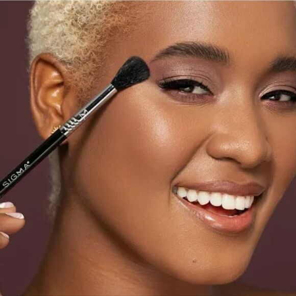 Sigma Beauty E40 Max Tapered Blending Brush - Picture 5 of 7